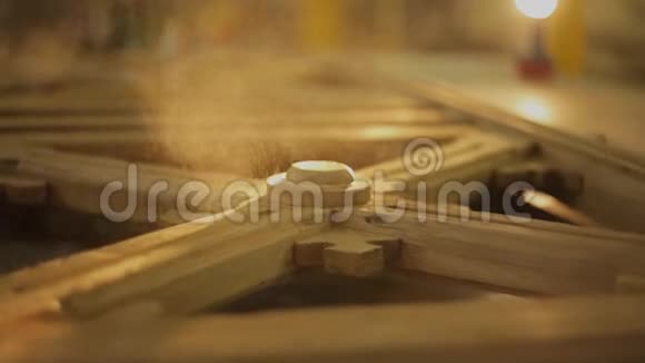 家具车间木制产品上的木屑视频的预览图