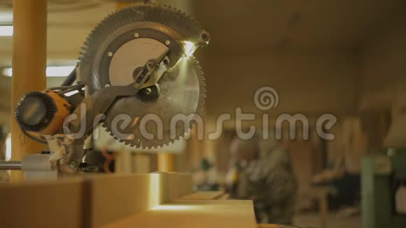 家具车间内的圆锯为生产木制品背景模糊视频的预览图