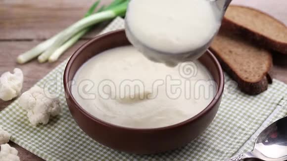 奶油汤倒在盘子里视频的预览图
