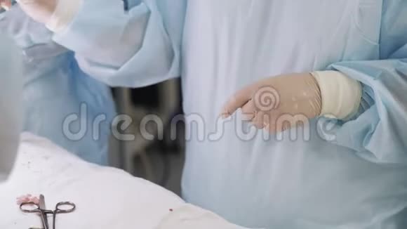 关闭助理医生手消毒手术后清洗医疗器械的血液视频的预览图