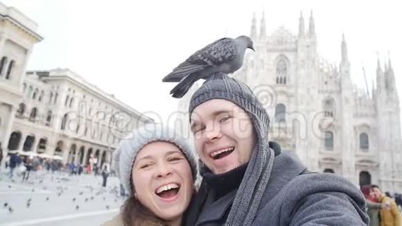 幸福夫妇用鸽子拍自己的肖像旅行和关系概念视频的预览图