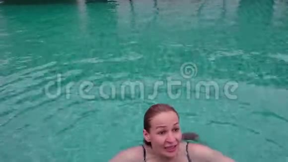 中年男子跳入池中暑假概念视频的预览图