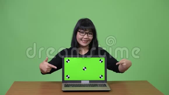 美丽的亚洲女商人手提电脑竖起大拇指视频的预览图