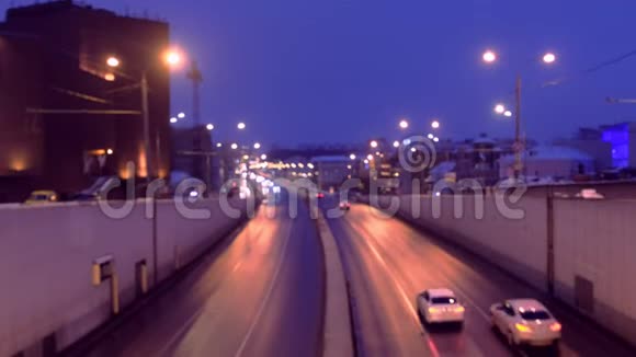 晚上在城市的六车道道路上从桥上看到视频的预览图