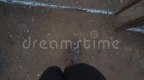 穿着凉鞋走在陆地上的人视频的预览图
