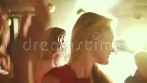 在派对上跳舞的女孩年轻的金发女郎和其他人一起跳舞视频的预览图