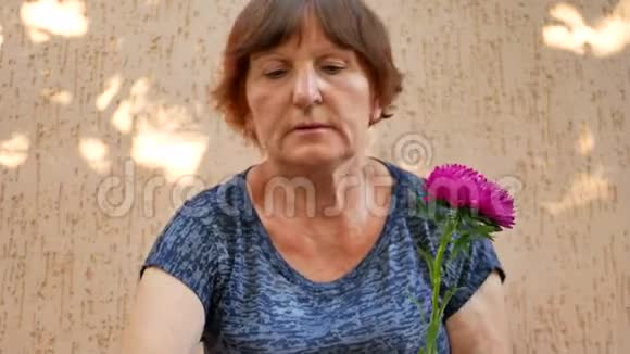 一位老年女性花店老板用米迦勒玛黛西或艾斯特做花束视频的预览图
