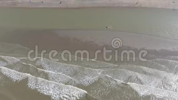 海浪到达海岸在沙洲上破碎视频的预览图