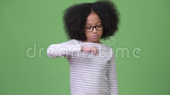 年轻悲伤的非洲女孩一头非洲头发竖起大拇指视频的预览图