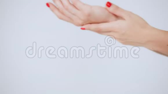 贴身女士双手涂抹手部保湿霜整洁的双手皮肤护理视频的预览图