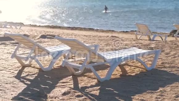 两个太阳长在海边的沙滩上视频的预览图