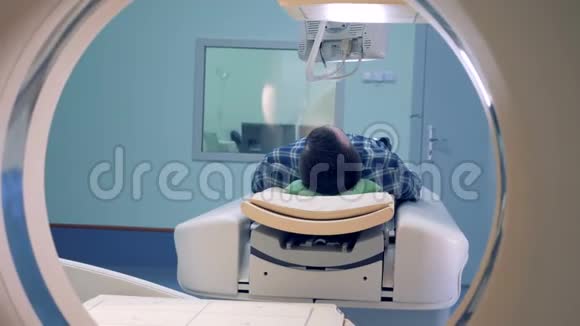 躺在CT或MRI扫描仪中的男性病人的录像视频的预览图