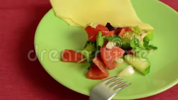 带蔬菜和奶酪的沙拉视频的预览图