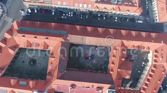 全景观七彩布拉格顶景飞越布拉格的屋顶布拉格街道顶部视频的预览图