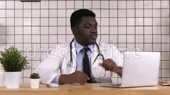 非裔美国医生做笔记视频的预览图