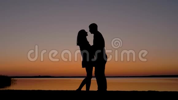 海上浪漫日落时男女接吻剪影视频的预览图