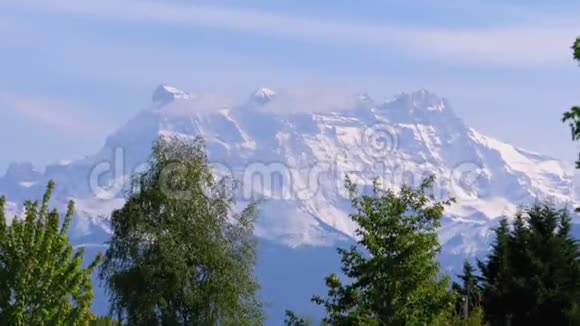 瑞士高山山雪峰的美丽景观视频的预览图