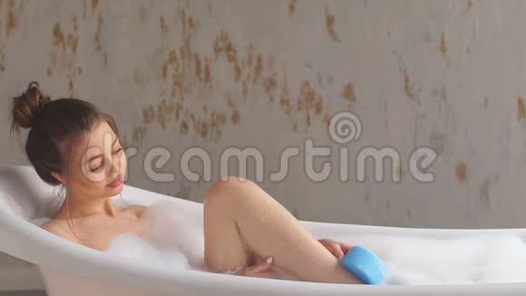 现代浴室里放泡沫的快乐模特视频的预览图