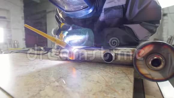微型焊接面罩工作人员在工厂使用带有烟雾的碳化物金属槽的电火花雕刻设备视频的预览图