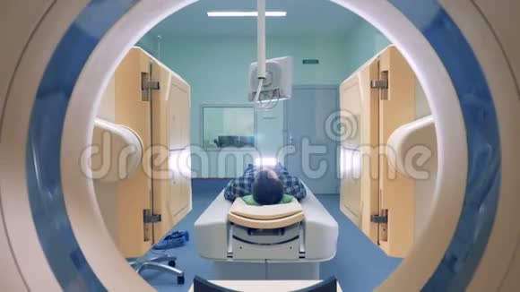 医疗扫描设备和一名男性患者人躺在磁共振成像仪里视频的预览图