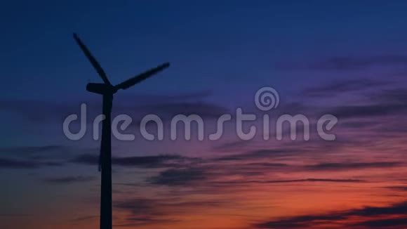 日落时用于野外电力生产的风车视频的预览图
