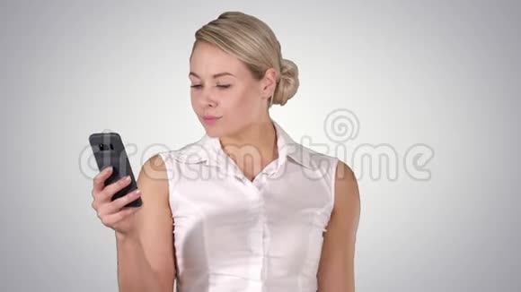 年轻女孩从手机屏幕上读到阿尔法频道视频的预览图