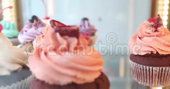 糖果店橱窗里的纸杯蛋糕视频的预览图