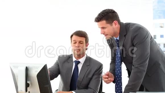 商人看着电脑屏幕说话视频的预览图