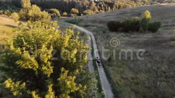骑车人走山路鸟瞰图视频的预览图