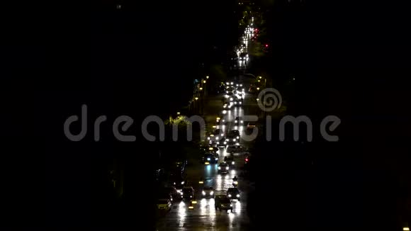 交通城之夜空中人群汽车路司机民街之夜视频的预览图