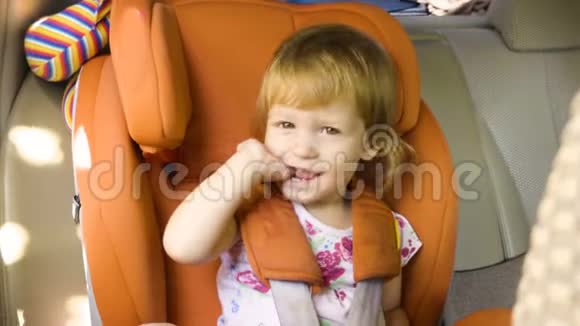 带着安全带坐在汽车座椅上的女孩子视频的预览图