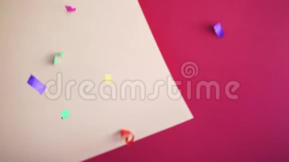 在粉红色背景上飞舞的纸屑视频的预览图