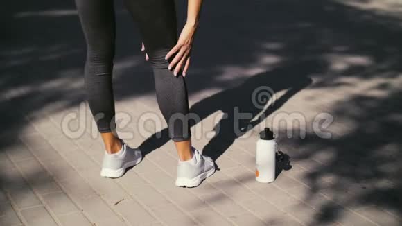 健身妇女在训练前伸展肌肉准备在夏季公园慢跑健康的生活方式和运动视频的预览图