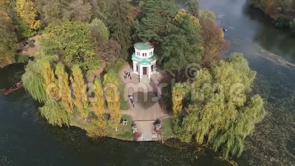 从无人机到乌克兰乌曼市国家树木公园的空中全景视频视频的预览图