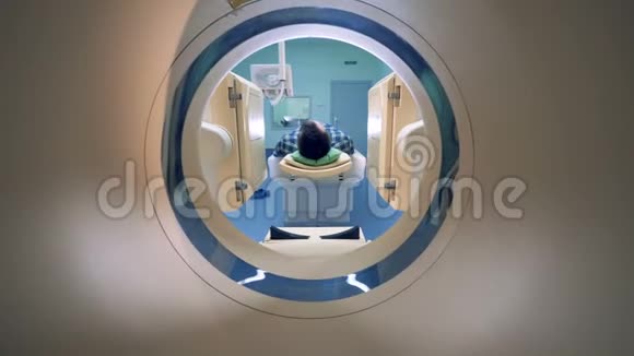 男性患者正在进入CAT扫描医疗设备诊断诊所计算机断层扫描机视频的预览图