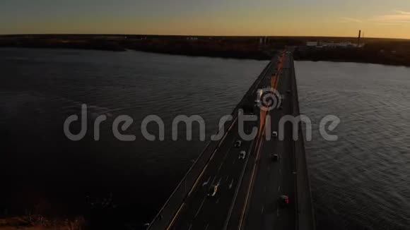 空中电影日落飞越南桥在里加拉脱维亚黄金时间专业无人机射击视频的预览图