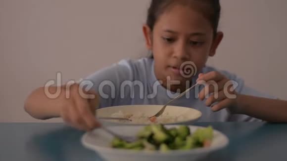 亚洲可爱的女孩午餐与流米和炒西兰花在桌子上视频的预览图