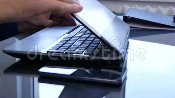 商务人员开始工作打开笔记本电脑屏幕视频的预览图