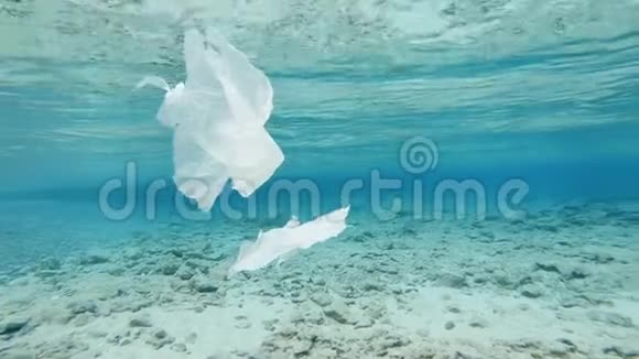白色塑料碎片污染蓝海视频的预览图