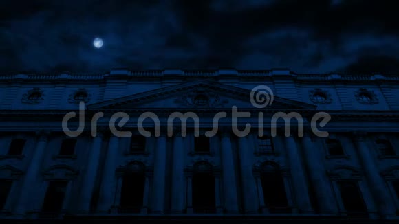 月亮下巨大古典建筑的正面视频的预览图