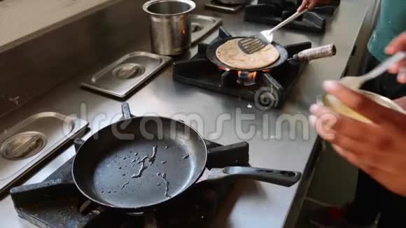 厨师在一个小金属碗里准备了一个马萨拉蛋卷把鸡蛋和叉子混合在一起视频的预览图