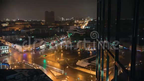一座城市的灯光和汽车在道路上行驶夜晚的灯光从酒店阳台上观看时间流逝视频的预览图