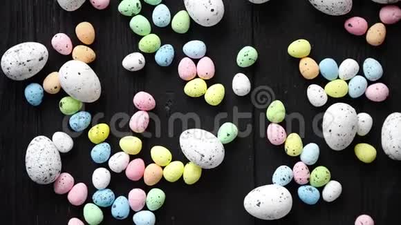 复活节假期的概念放在黑木上的各种彩蛋视频的预览图