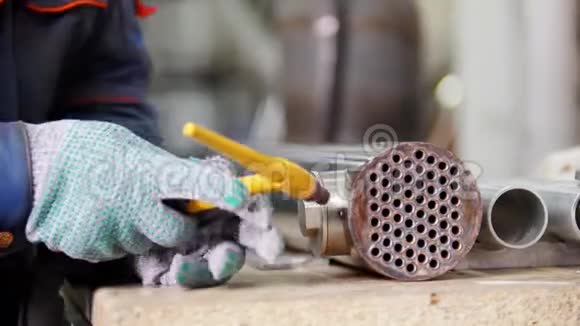 微型焊接操作人员在工厂为碳化物金属准备和使用电火花雕刻设备视频的预览图