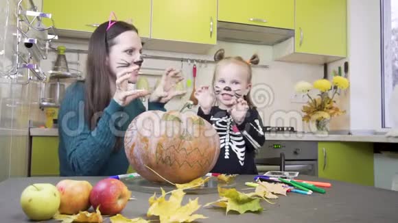 万圣节准备妈妈和女儿正在化妆他们表现出恐吓的姿态视频的预览图