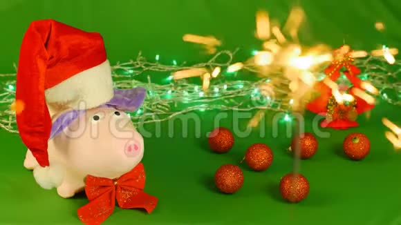 戴着圣诞老人帽子的猪或腮腺炎2019年新年和圣诞节绿色Chroma钥匙上闪闪发光视频的预览图