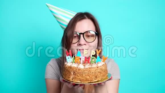 庆祝和乐趣的概念一个年轻活泼有趣的女孩带着生日蛋糕视频的预览图
