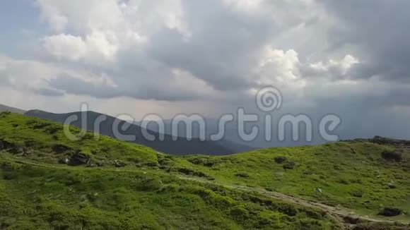 鸟瞰山脉喀尔巴阡山脉视频的预览图