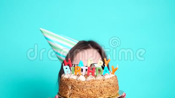 庆祝和乐趣的概念一个年轻活泼有趣的女孩带着生日蛋糕视频的预览图
