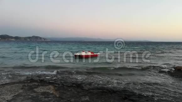 在撒丁岛双体船在海浪上摆动日落视频的预览图